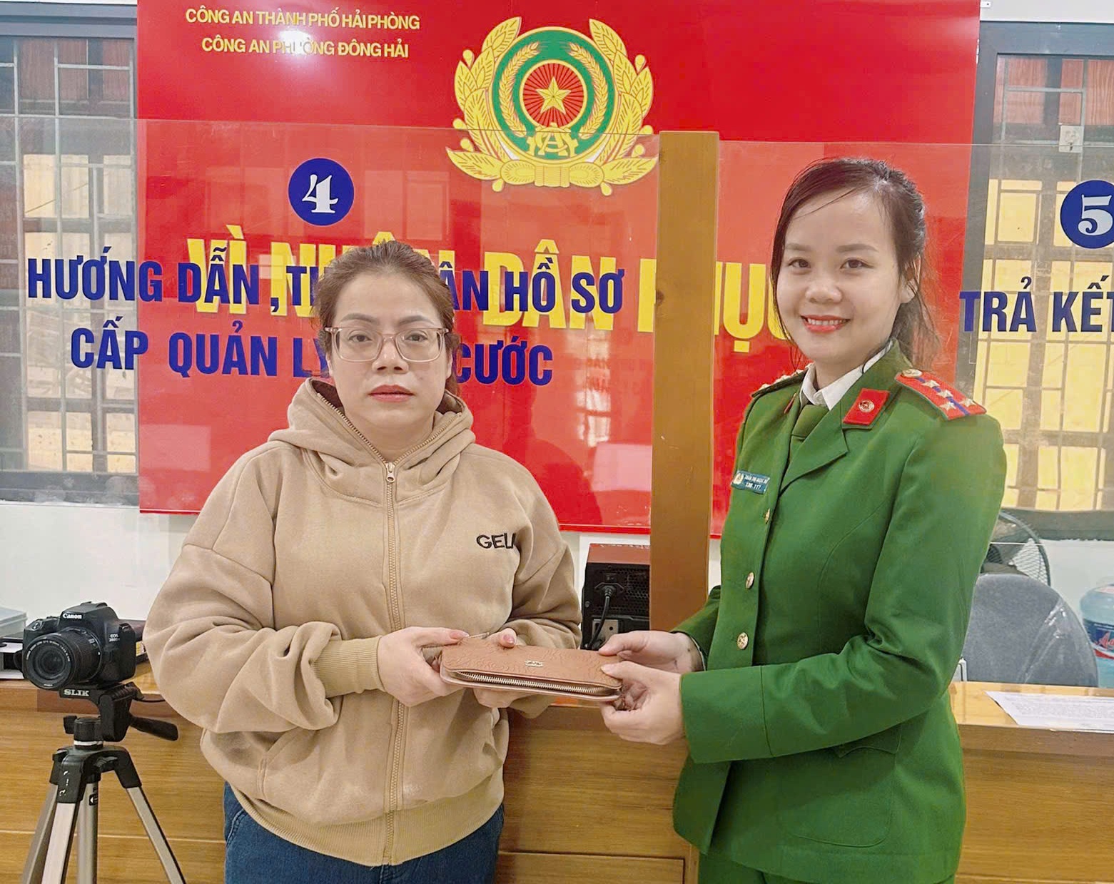 Đại úy Trần Thị Ngọc Hà (Công an phường Đông Hải) nhặt được ví, trả lại người đánh rơi